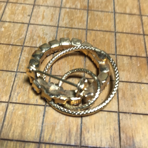 60s or 70s Style Red White Blue Gems Gold Swirl Costume Brooch EVC 1.25”D - Picture 4 of 7